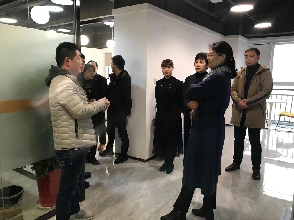 欢迎邱虹副市长光临万本信息技术